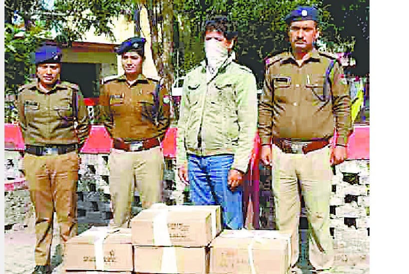 sharaab kee das petiyon ke saath yuvak pakada