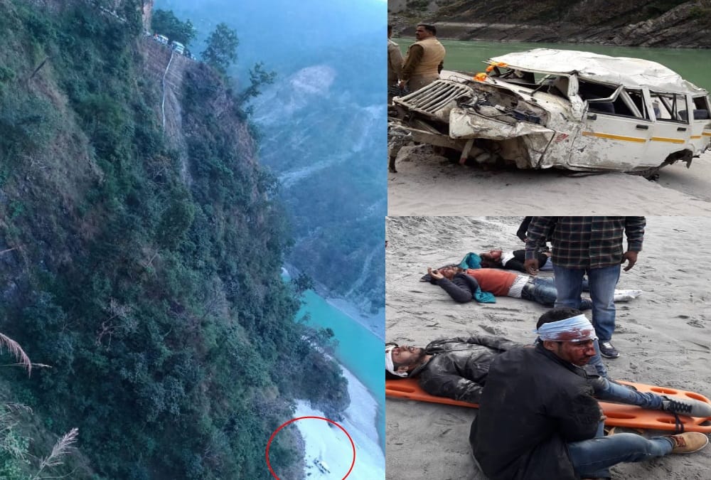 Taxi Fell into Ditch on badrinath Highway all passengers safe photos