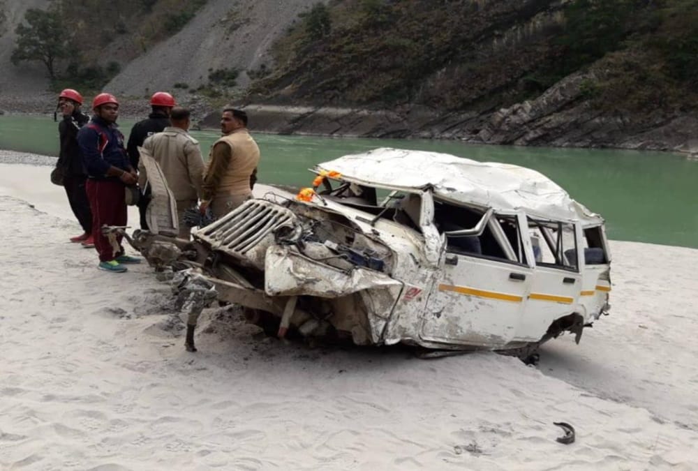 Taxi Fell into Ditch on badrinath Highway all passengers safe photos