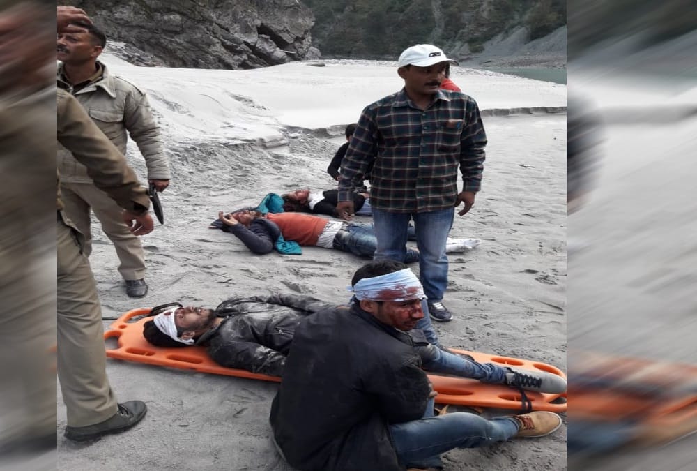 Taxi Fell into Ditch on badrinath Highway all passengers safe photos
