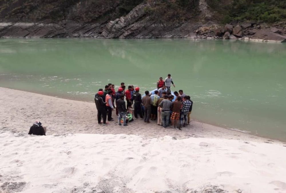 Taxi Fell into Ditch on badrinath Highway all passengers safe photos