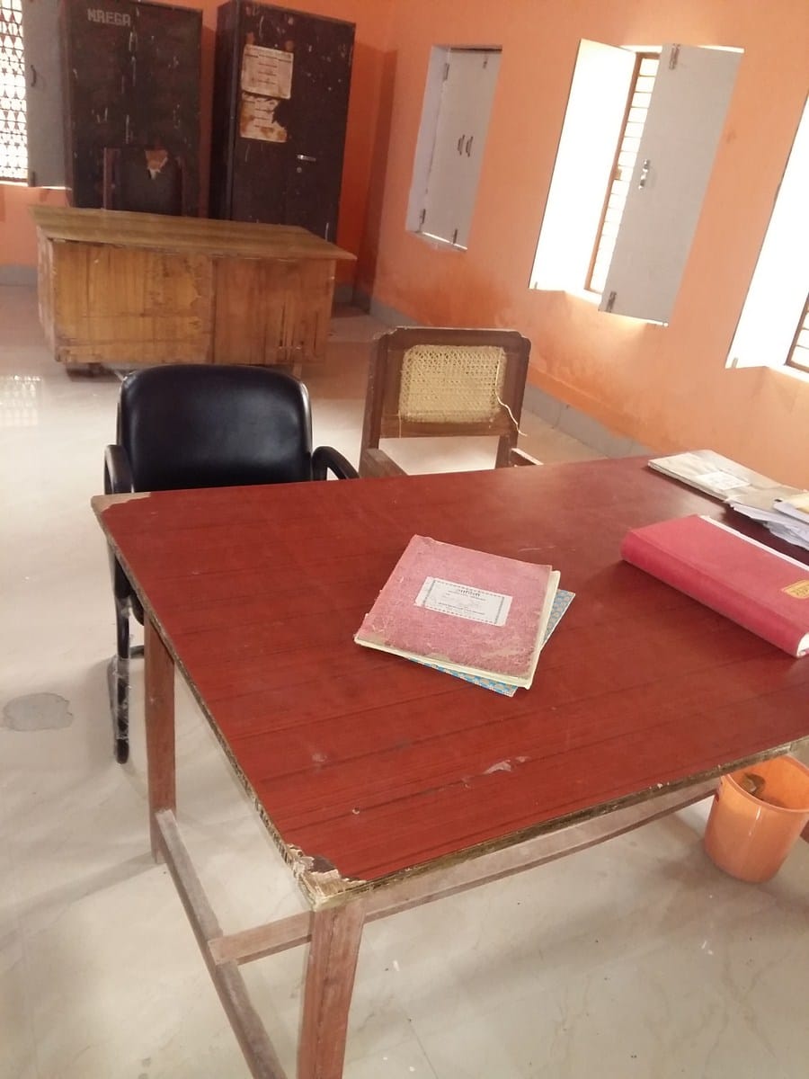 खुनियावं ब्लॉक में तीन बजे तक नहीं पहुंचे कर्मचारी
