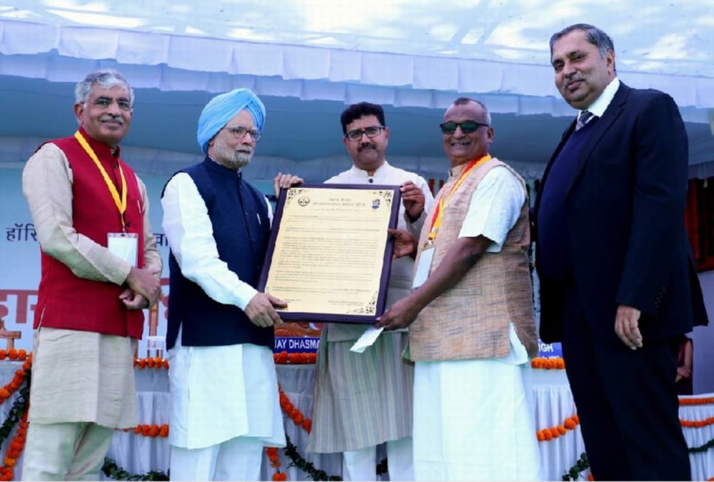 EX pm manmohan singh give honour to Swamiram Award to Seva Dham Sanstha 