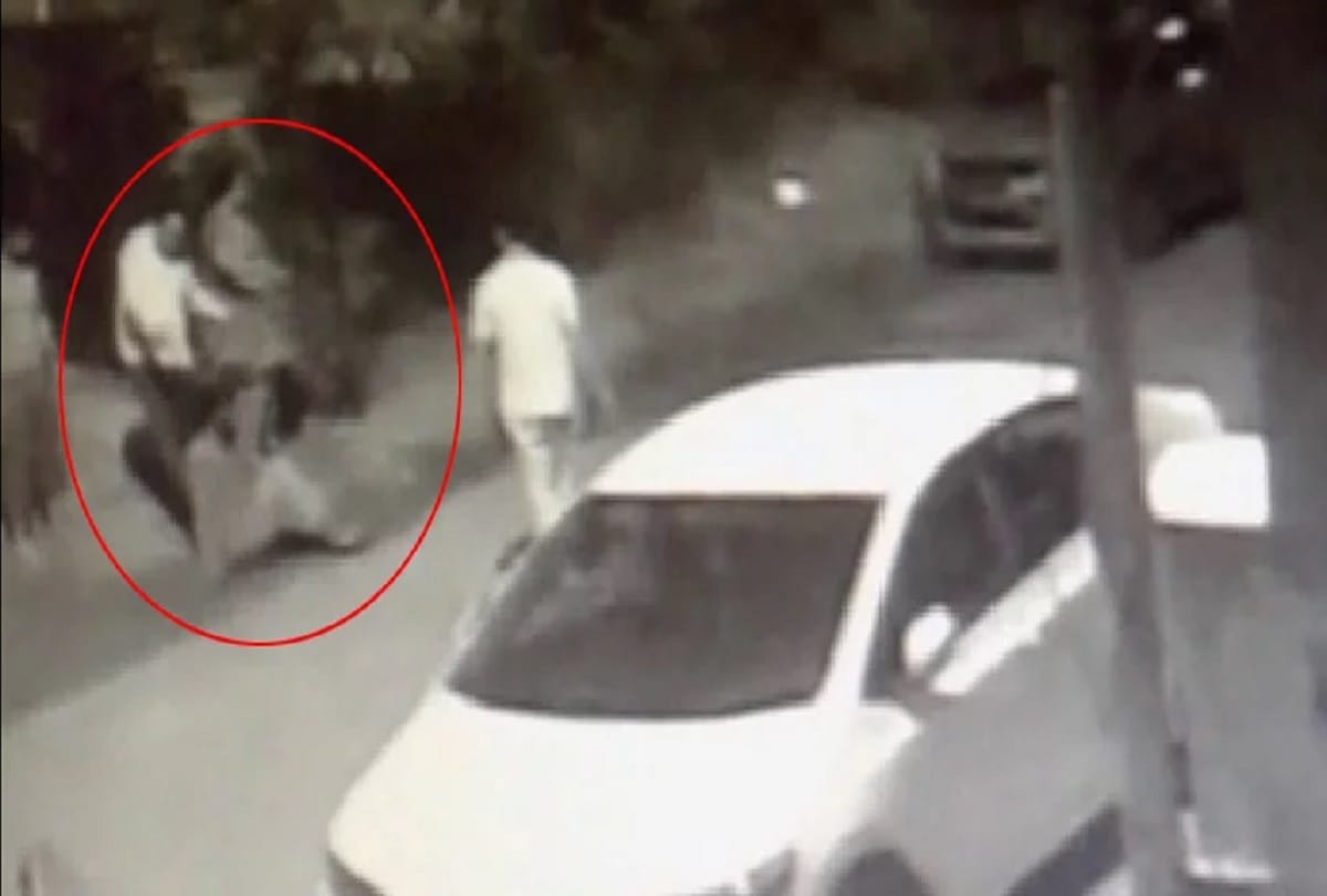 boyfriend beaten by Villagers he was Caught with his girlfriend In aligarh
