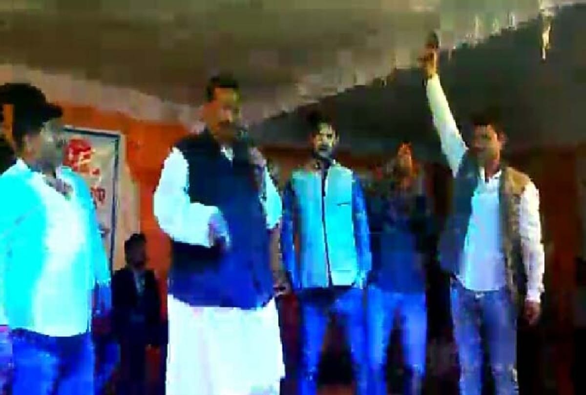 Harsh Firing on stage in front of MP-MLA in Pratapgarh