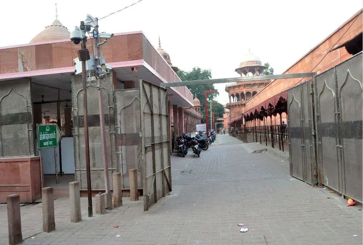 thousand tourists trouble due to not starting the turnstile gate at taj mahal
