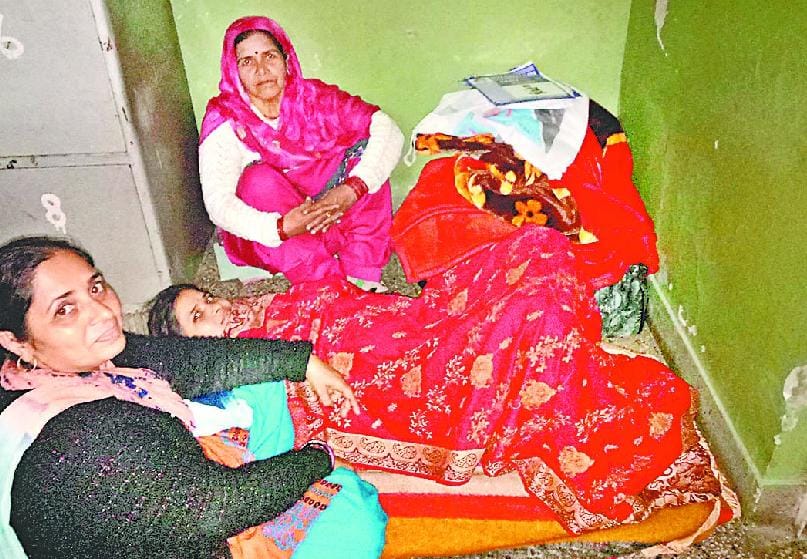 मेडिकल कॉलेज में बिस्तर नहीं मिलने पर फर्श पर ही लेटी रही गर्भवती