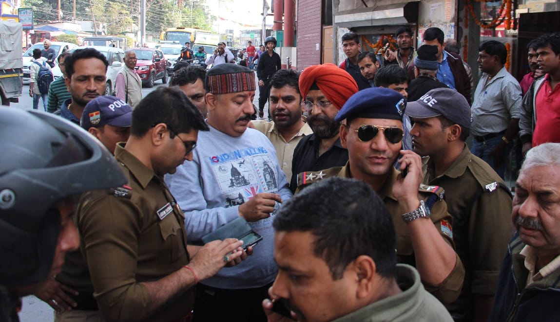 Police Do not caught Diamond jewellery thiefs evan they saw them