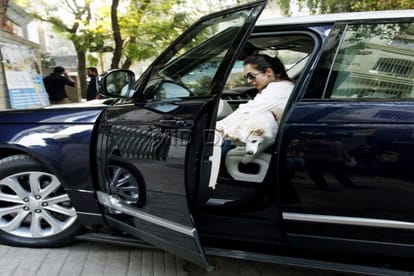 Bollywood actress who love to drive powerful suv range rover