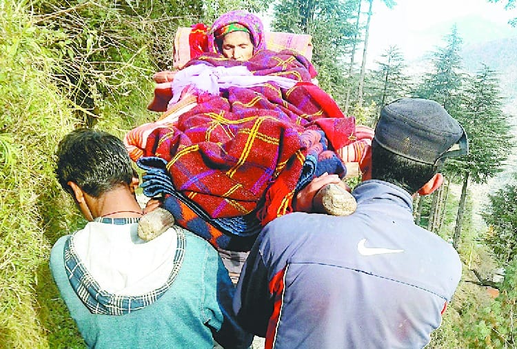 मरीजों को कुर्सी पर 4 किमी उठाकर पहुंचा रहे सड़क तक