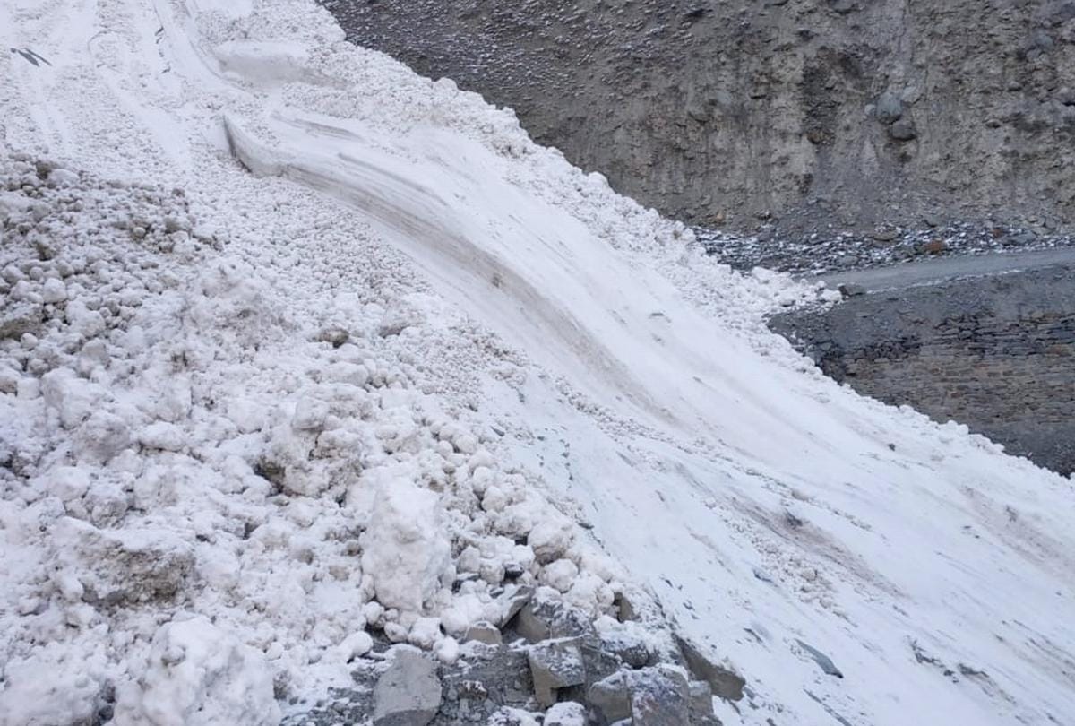Lahaul spiti glacier fall on road blocked for 20 hours in Mayad Valley
