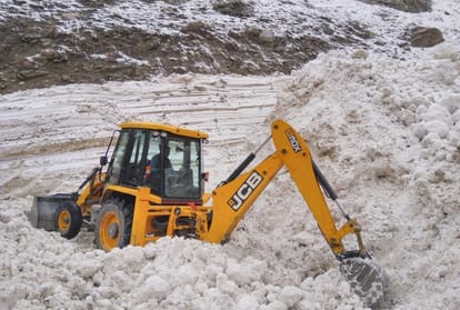 Lahaul spiti glacier fall on road blocked for 20 hours in Mayad Valley