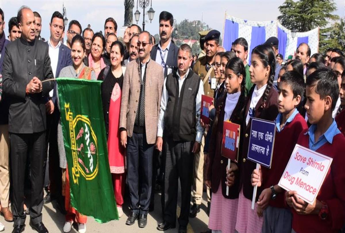 CM Jai Ram Thakur flagging off anti drug rally of school students at Shimla