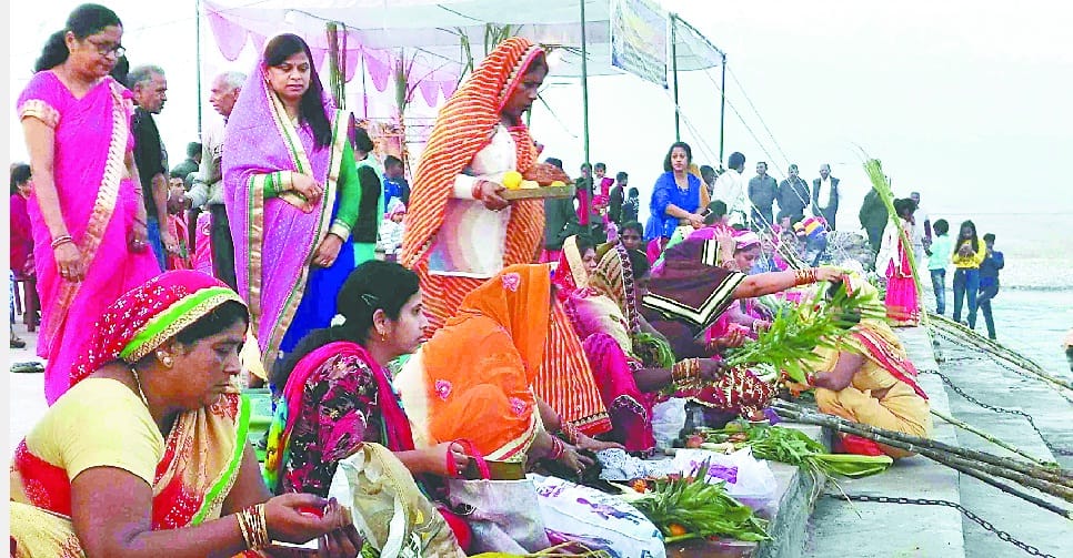 60/5000 chhath vratadhaariyon ne kee ast hote bhagavaan soory kee pooja
