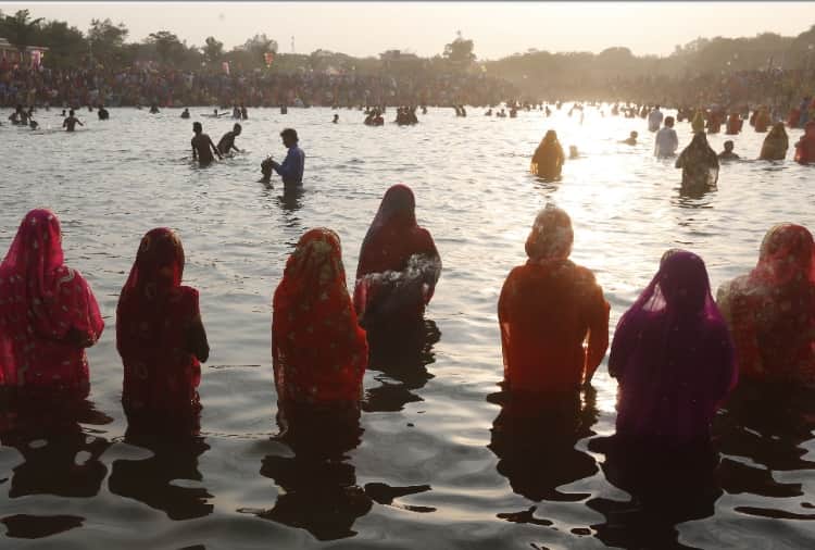 chandigarh Photos of chhath puja suryaasta time in chandigarh