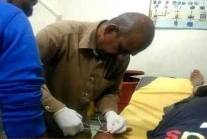 On Camera, Peon Put Stitches In Rohtak District Hospital of Haryana