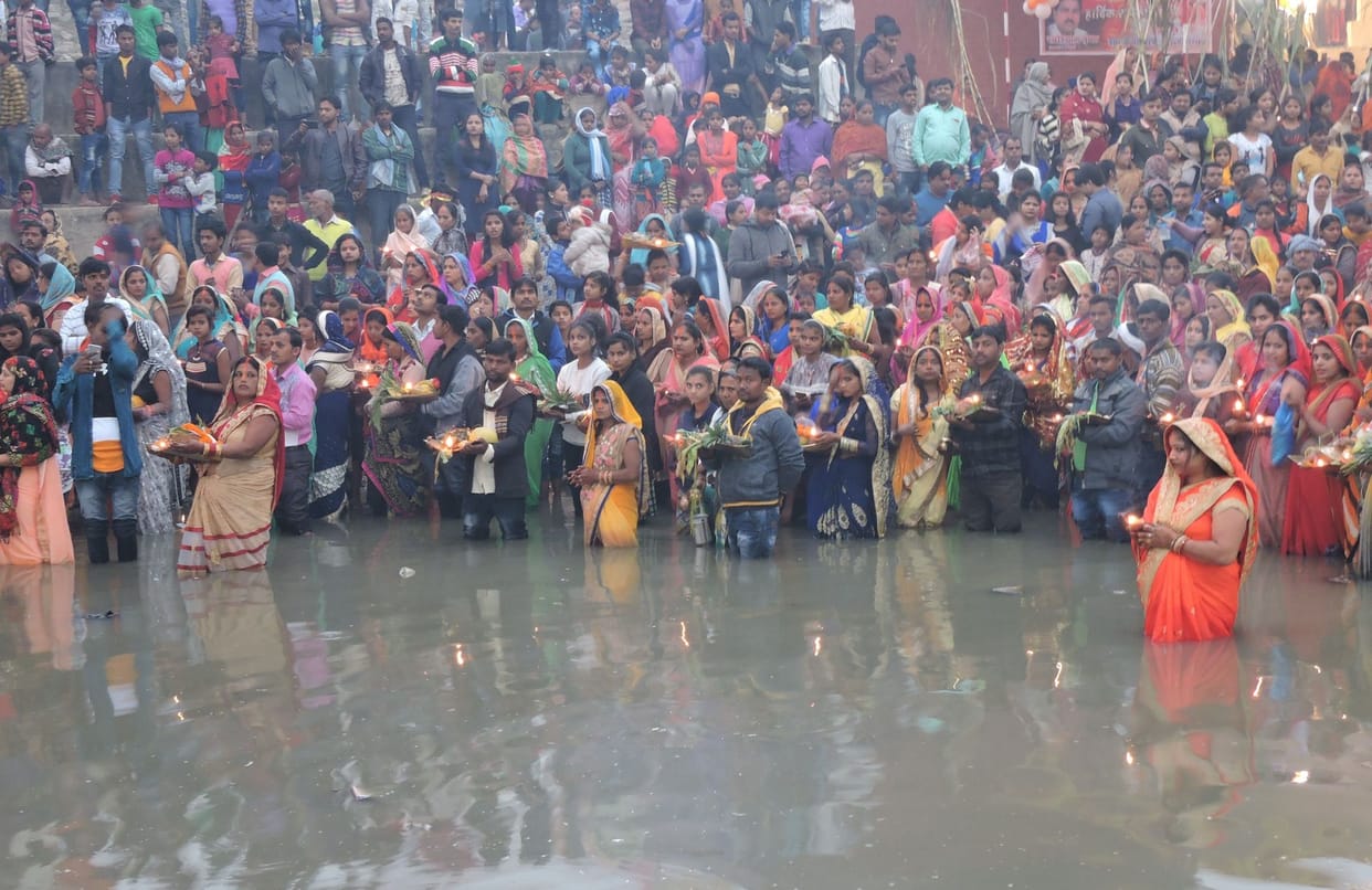 उगते सूरज को अर्घ्य देकर तोड़ा व्रत
