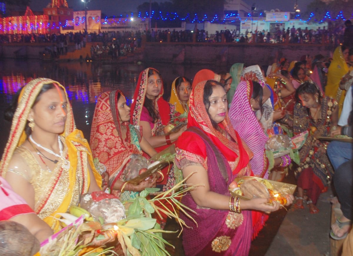 उदयाचल सूर्य को विधि-विधान से व्रती महिलाओं ने दिया अर्घ्य