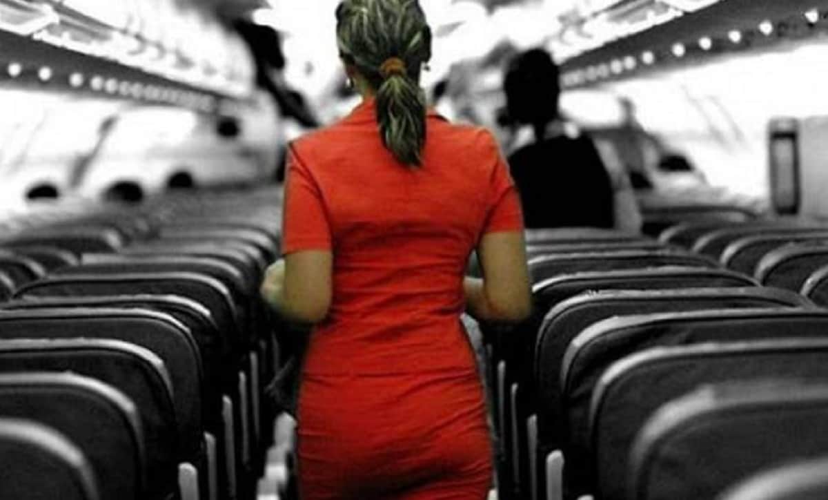 Flight passengers won't stop complaining about seat attendant does something hilarious