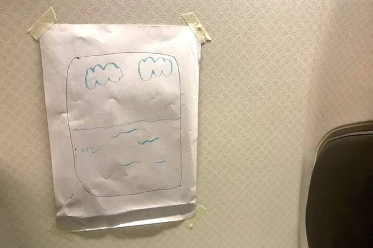 Flight passengers won't stop complaining about seat attendant does something hilarious