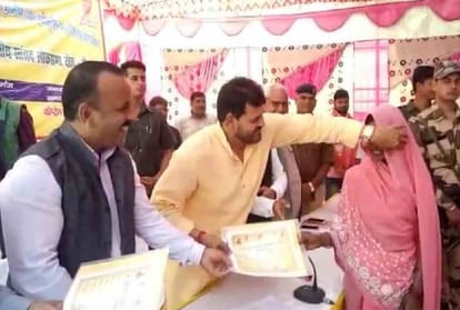 BJP MP distributed acceptance letter to beneficiaries of pm awas yojana
