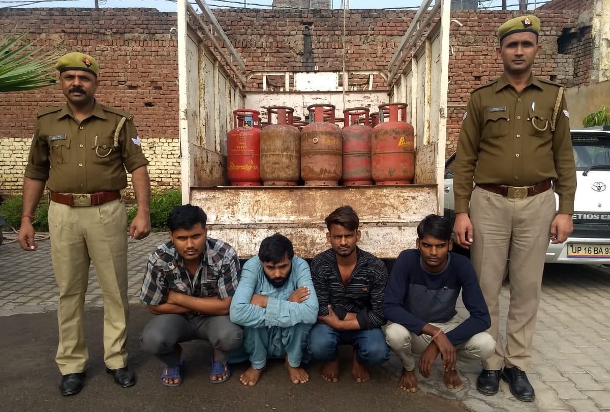 four thieves arrested with 22 cylinders