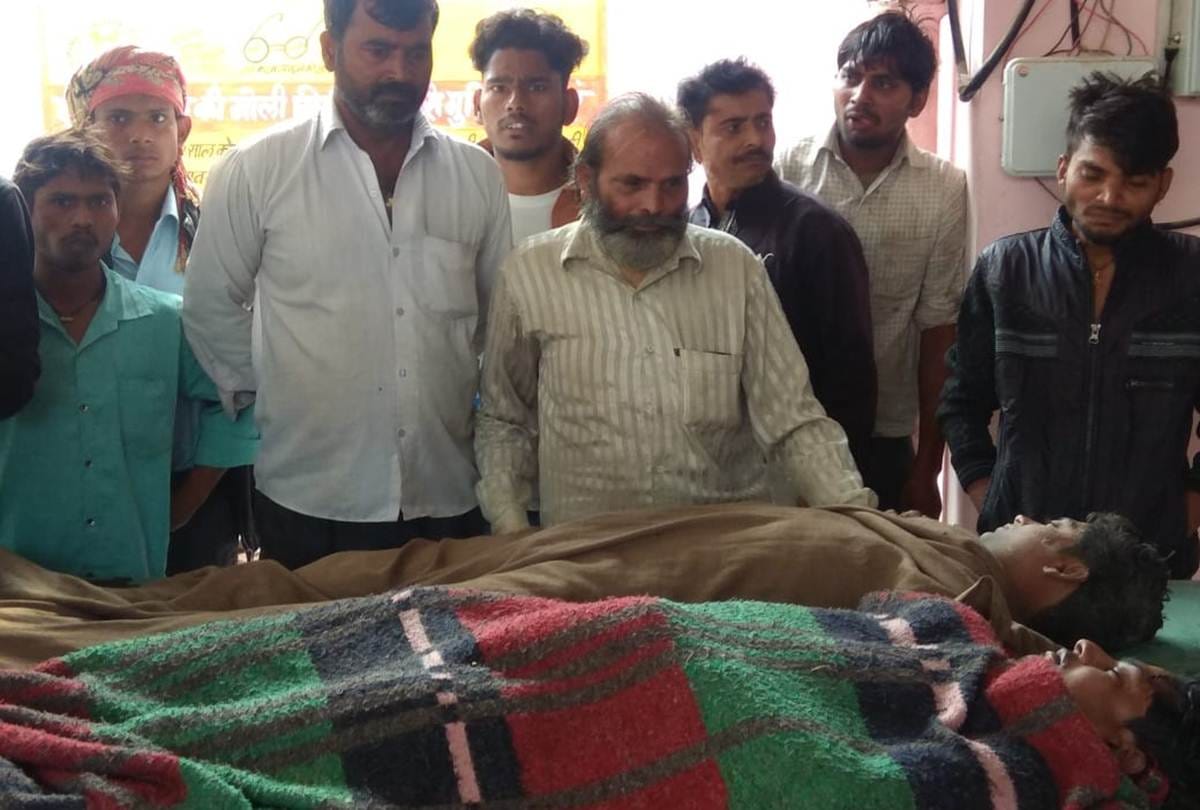 Vehicle touched to High voltage transformer in Hathras, 2 people dead, 4 injured