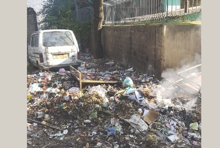 ढालपुर, कोर्ट परिसर के बाहर गंदगी के ढेर