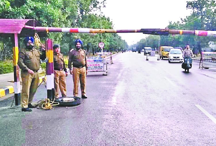 alert in punjab after four persons looted car in gun point at pathankot