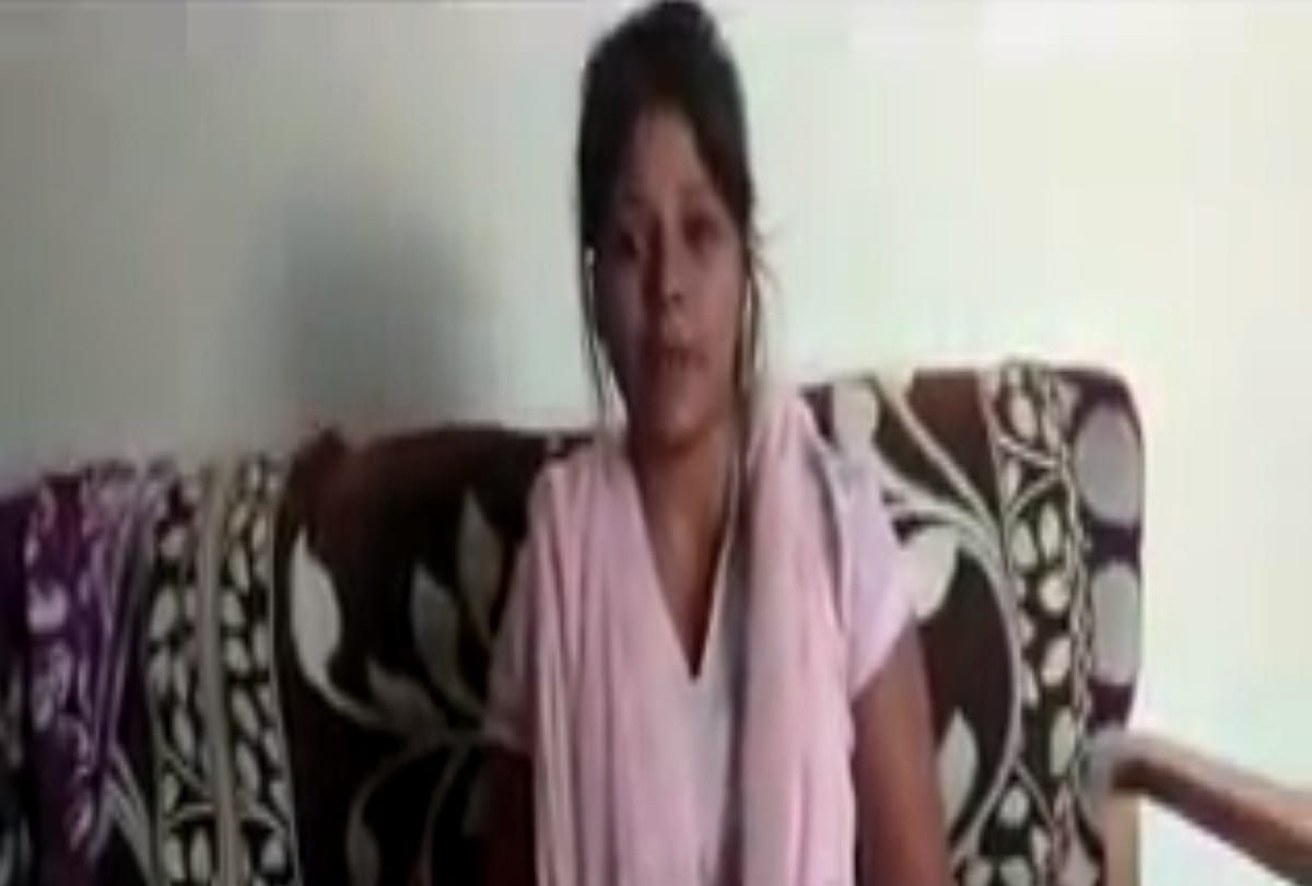 Smart betiyan The illitrate women teach her child with Passion