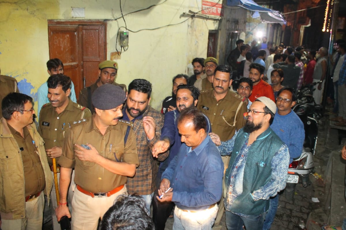 woman firing and opens the dangerous dogs when meerut police reach to arrest  criminal in meerut