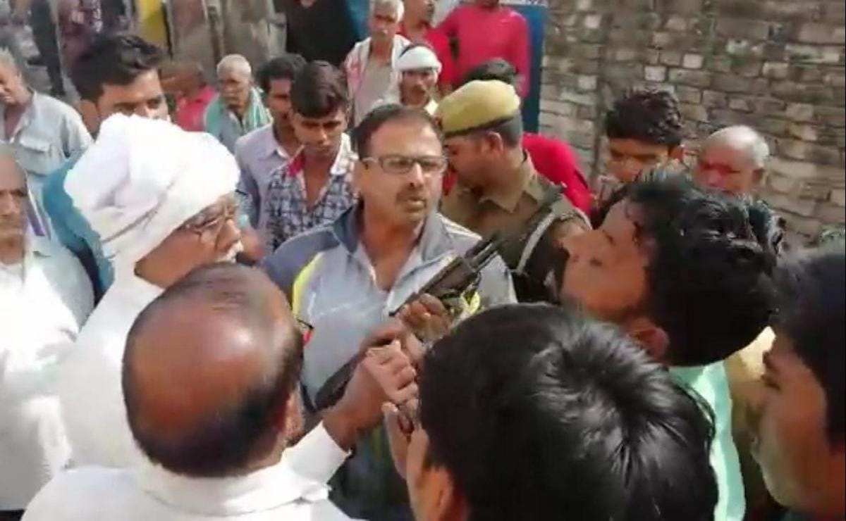 Police chauki incharge apologies to villagers with AK 47 in mirzapur