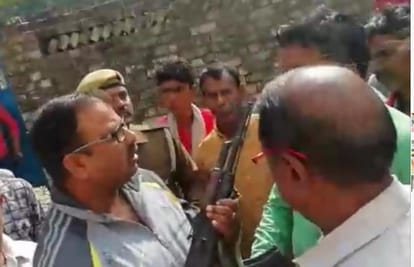 Police chauki incharge apologies to villagers with AK 47 in mirzapur