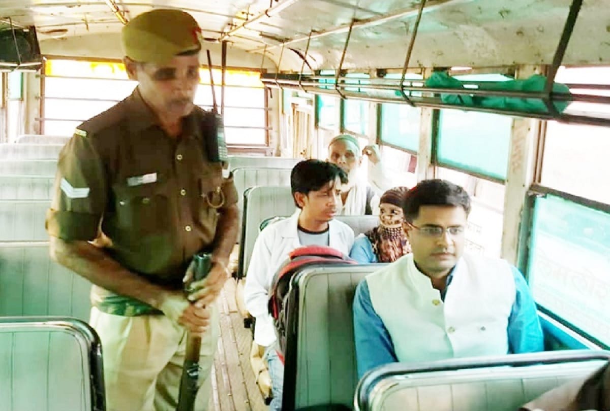 IAS Officer Nitin Gaur traveling in Roadways and e-Rickshaw They have not got car yet