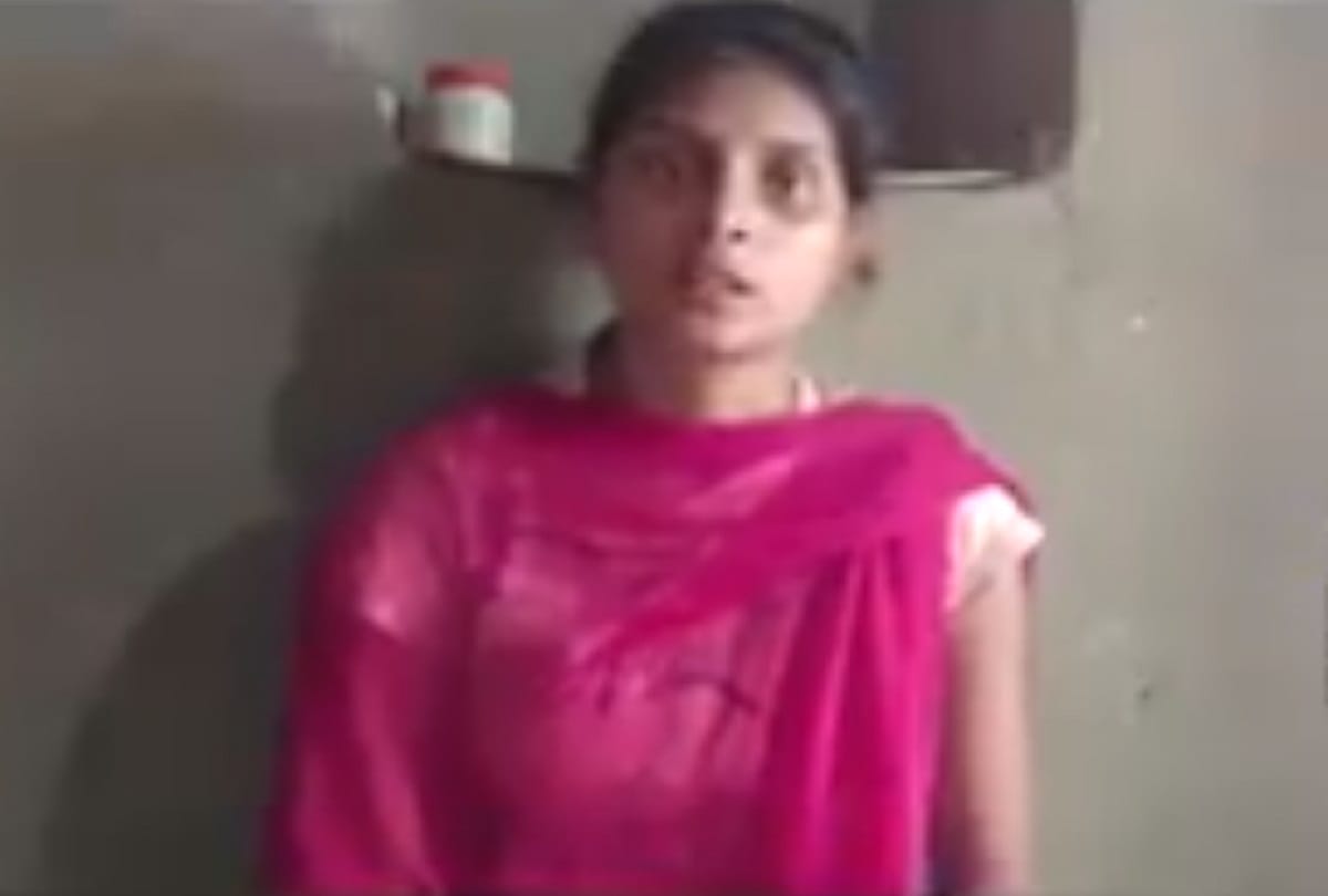 Smart betiyan Sanjana came ahead and helped her home