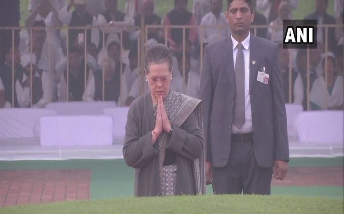 Sonia and Manmohan paid tribute to former Prime Minister Jawaharlal Nehru on his birth anniversary 