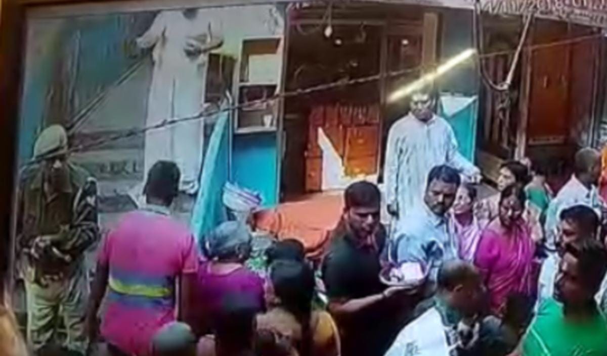 PAC soldier move rifle on shopkeeper in kashi vishwanath temple zone
