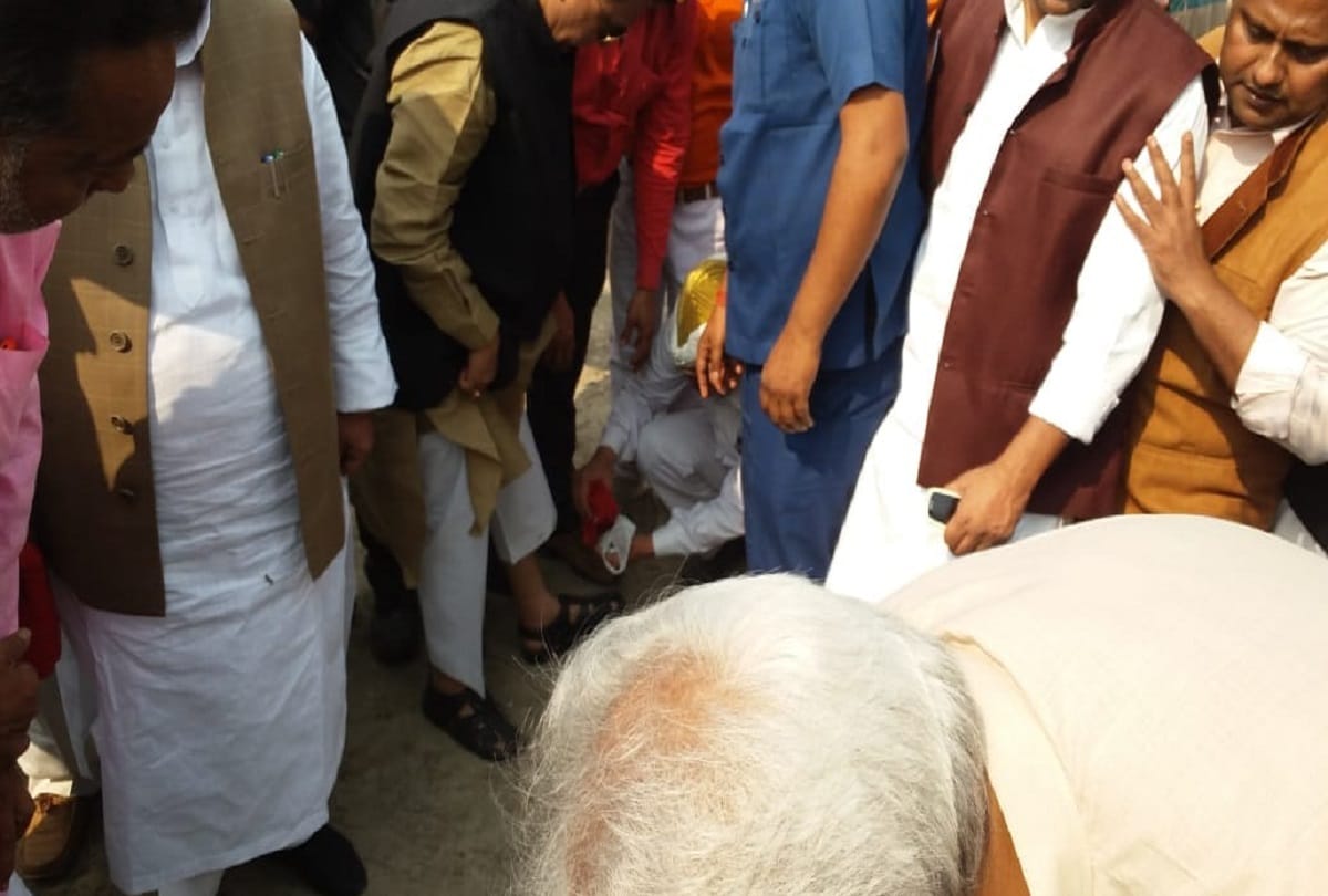 up cabinate minister caught when orderly cleaning his sandle 