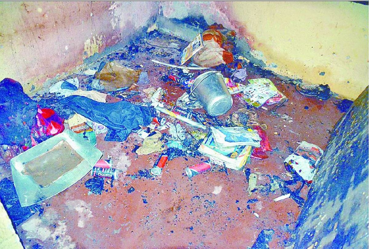 man tries to burnt alive with his two child in firozabad