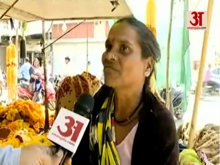 अपना पक्ष रखती महिला