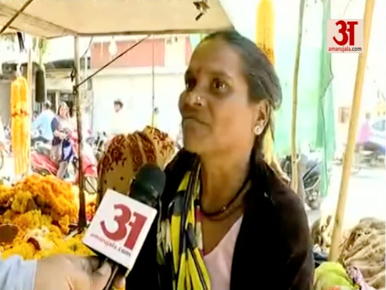 अपना पक्ष रखती महिला