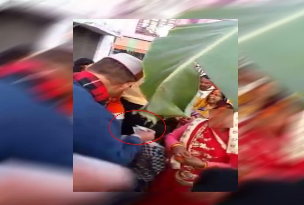Bjp leader Ganesh Joshi Distributing money video viral before nikay chunav 2018