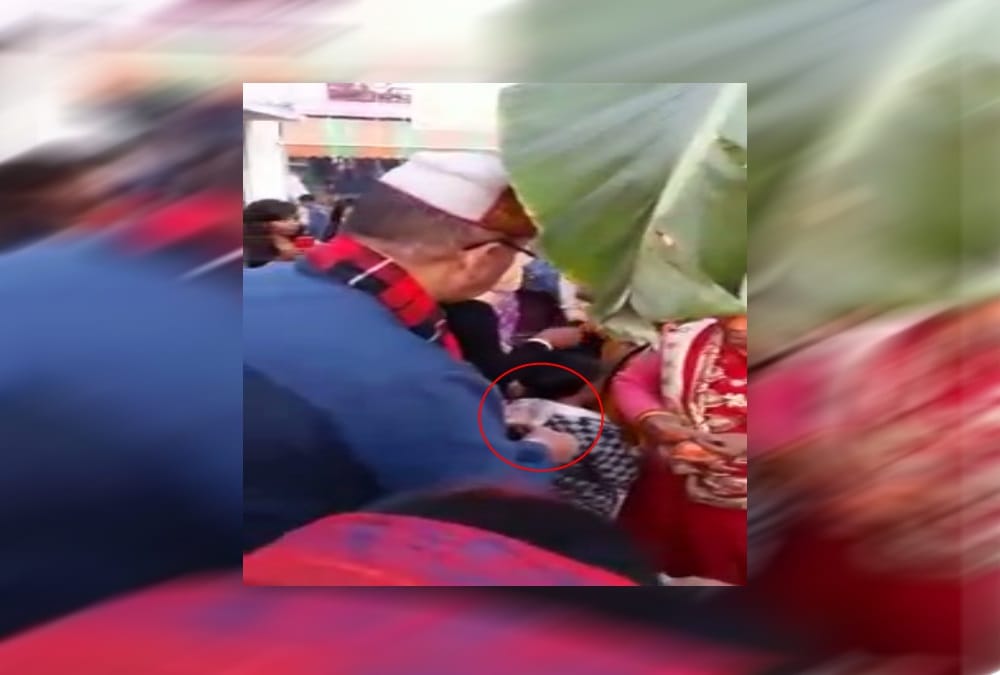 Bjp leader Ganesh Joshi Distributing money video viral before nikay chunav 2018