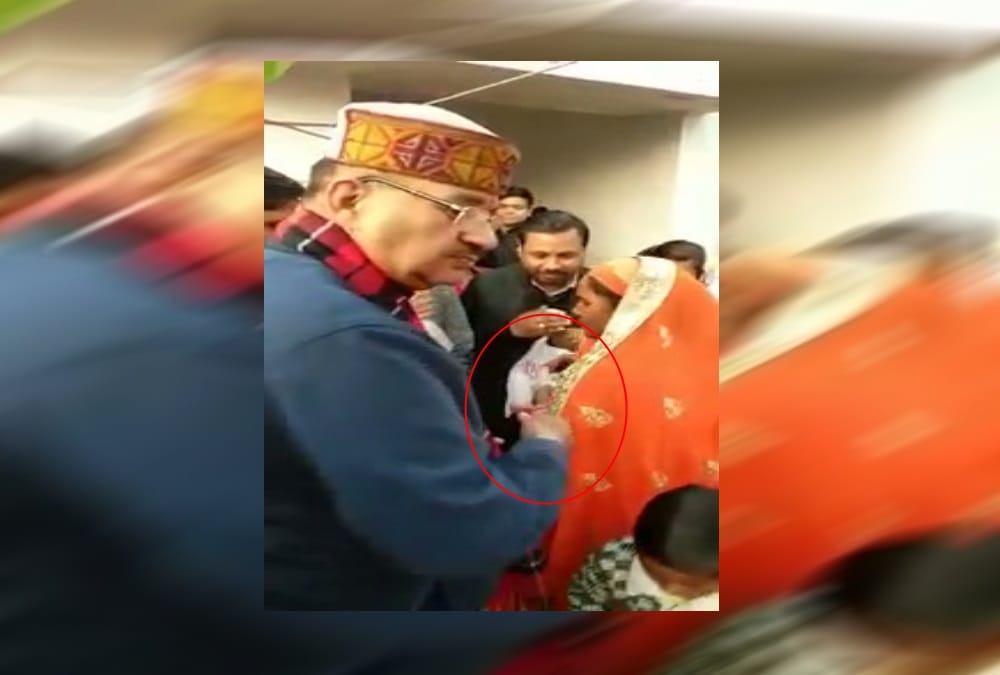Bjp leader Ganesh Joshi Distributing money video viral before nikay chunav 2018