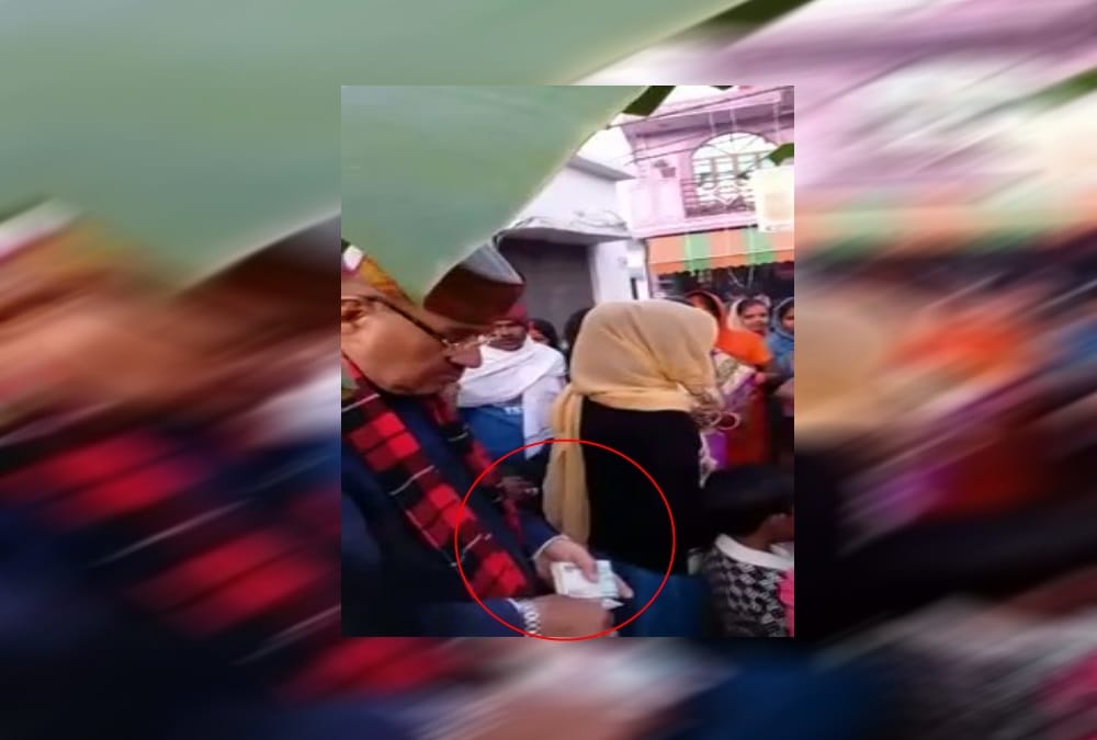 Bjp leader Ganesh Joshi Distributing money video viral before nikay chunav 2018