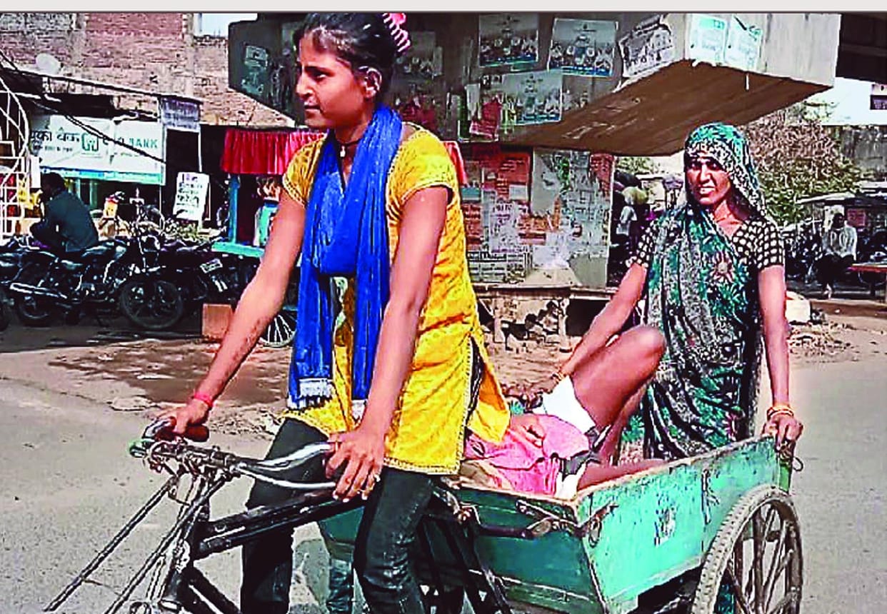 Brother and sister who take ailing father on a rickshaw