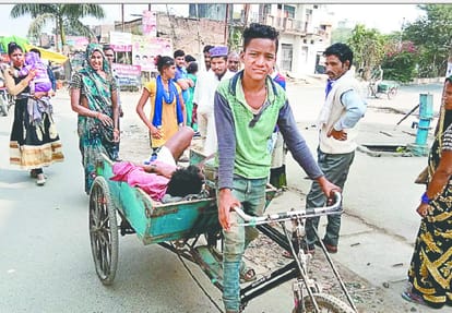 Brother and sister who take ailing father on a rickshaw