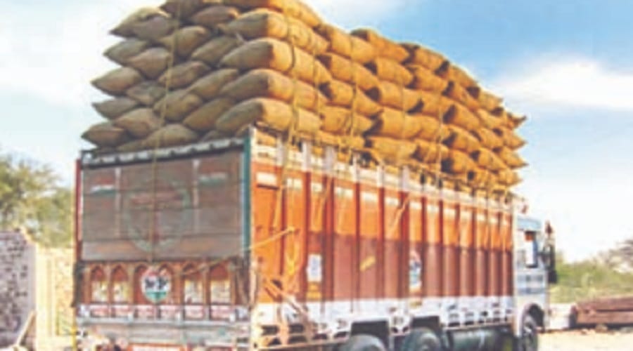 Muzaffarnagar, crooks looted a truck full of wheat on the highway in uttar pradesh