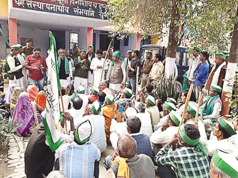 Farmers Union leaders intervene in Jahanganj police station in farrukhabad