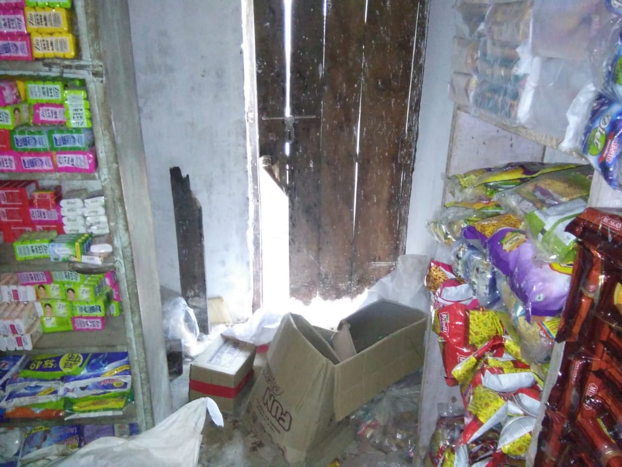 बैंक के सटे किराना की दुकान में चोरी